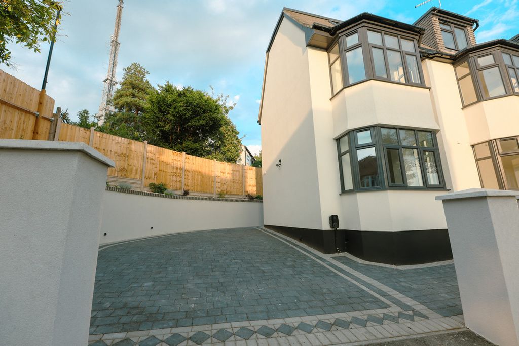 Property photo 2 of 26