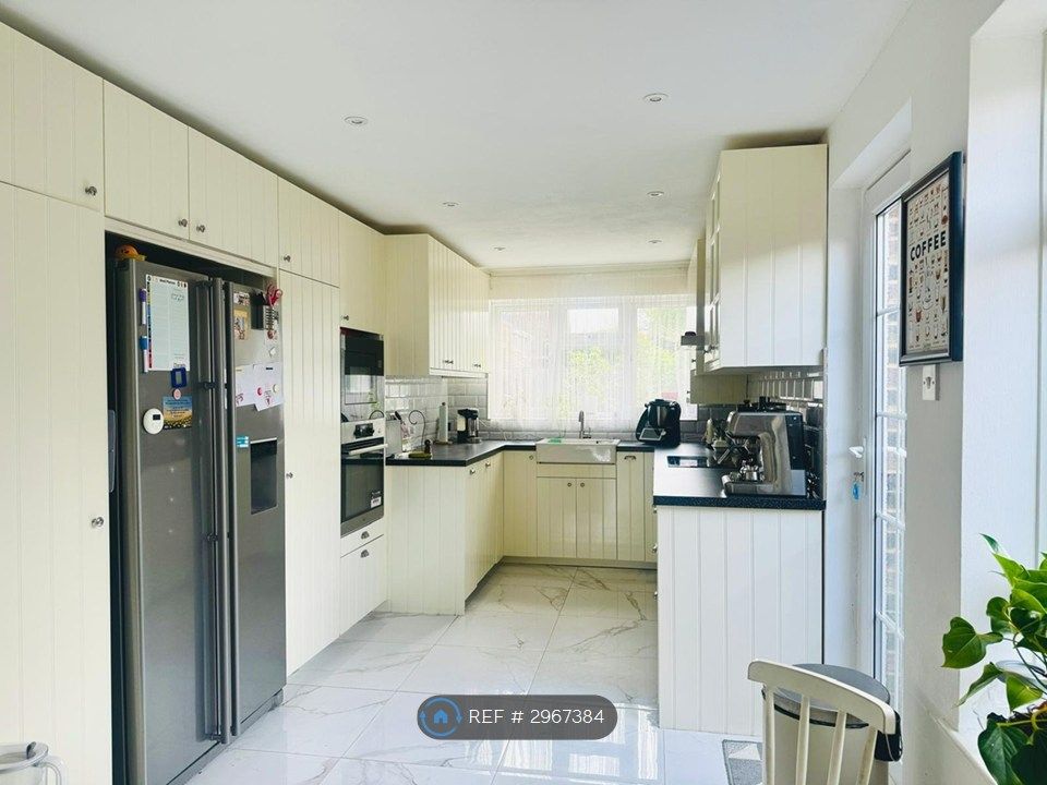 Property photo 3 of 9 Kitchen