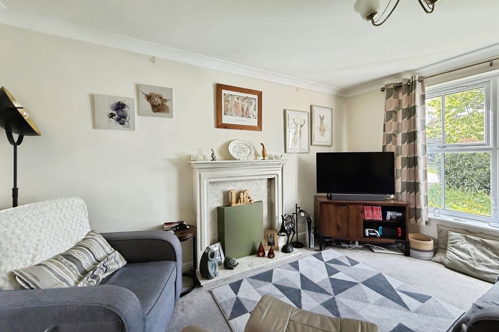 Property photo 3 of 17 Living Room