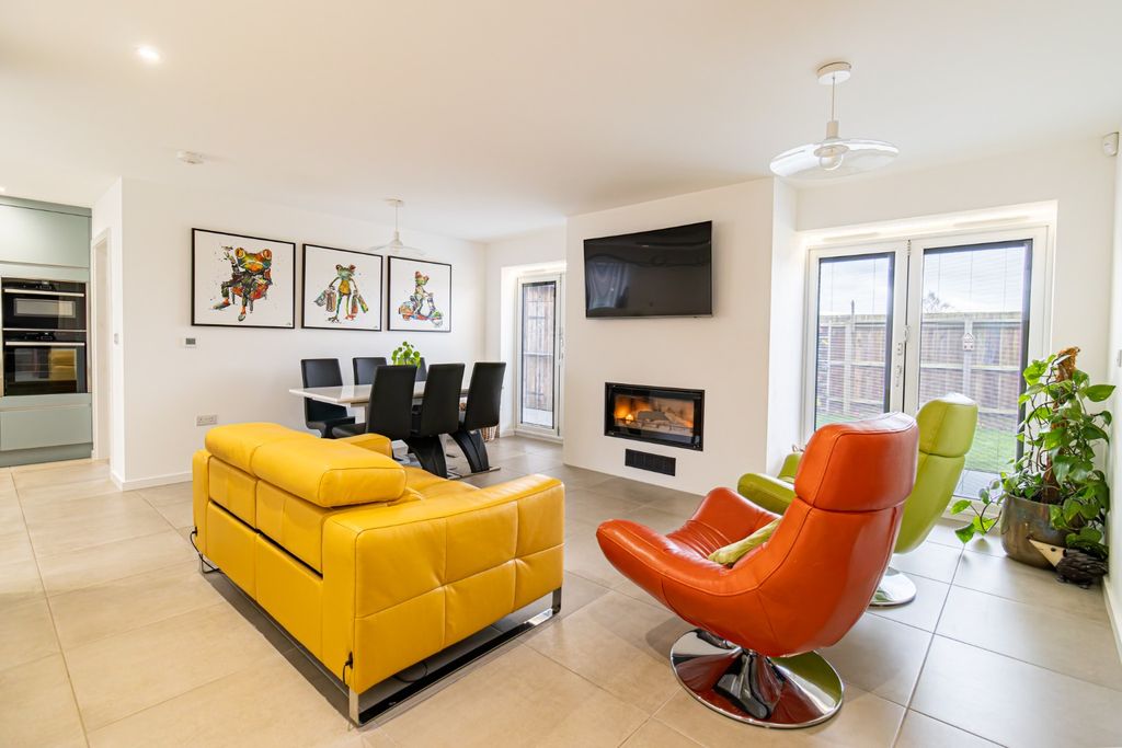 Property photo 3 of 36 4966626