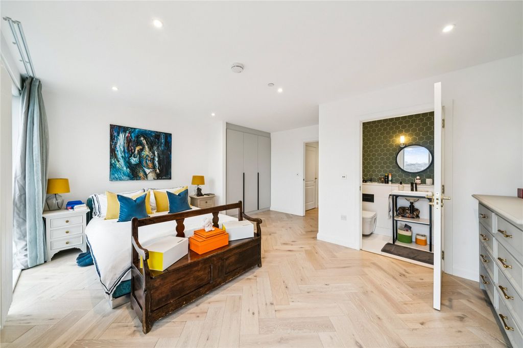 Property photo 2 of 8 Principal Bedroom