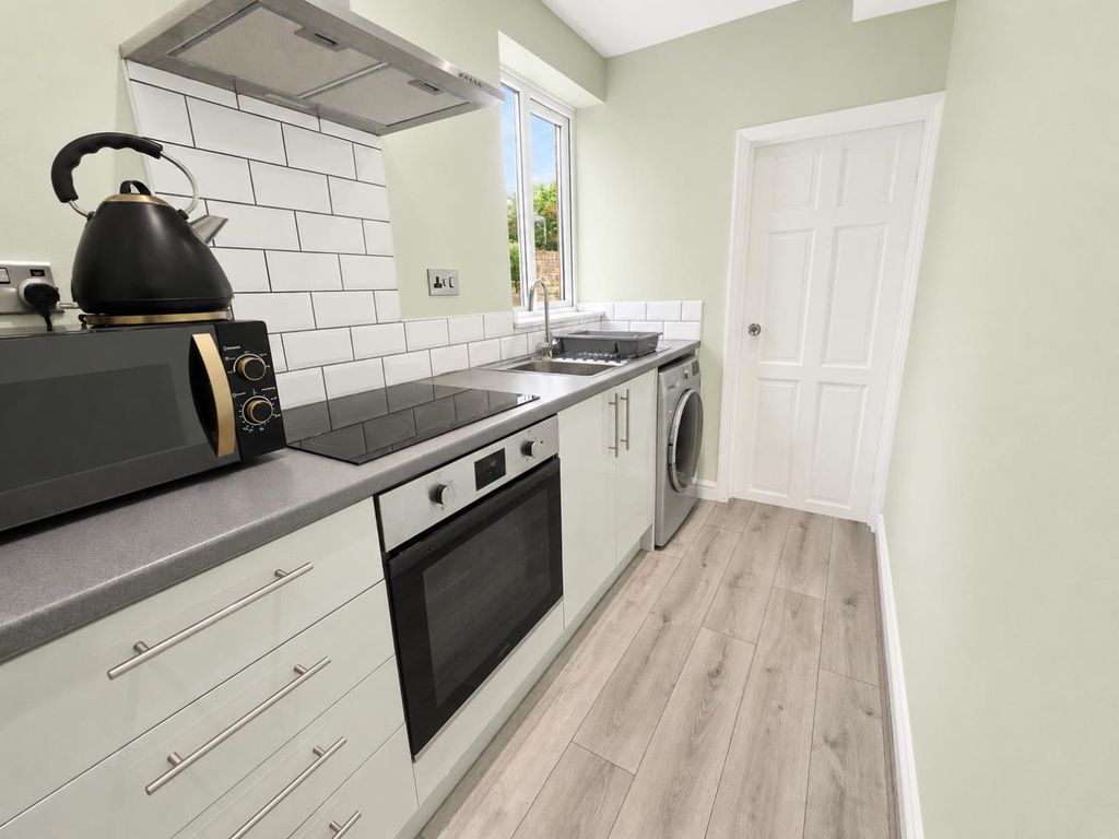 Property photo 3 of 11 Kitchen