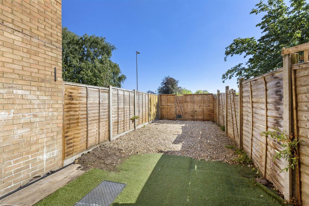 Property photo 2 of 14 8 Oldhouse Close, Hp11 1Tp-9.Jpg