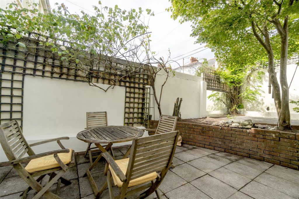 Property photo 3 of 14 Courtyard 1.Jpg