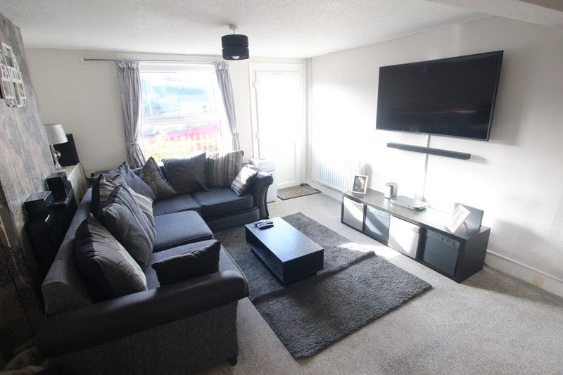 Property photo 2 of 9 3. Lounge