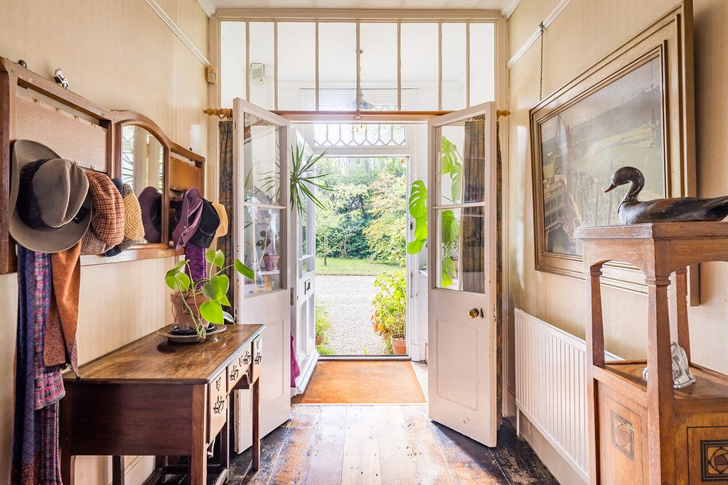 Property photo 3 of 36 House. Partnership