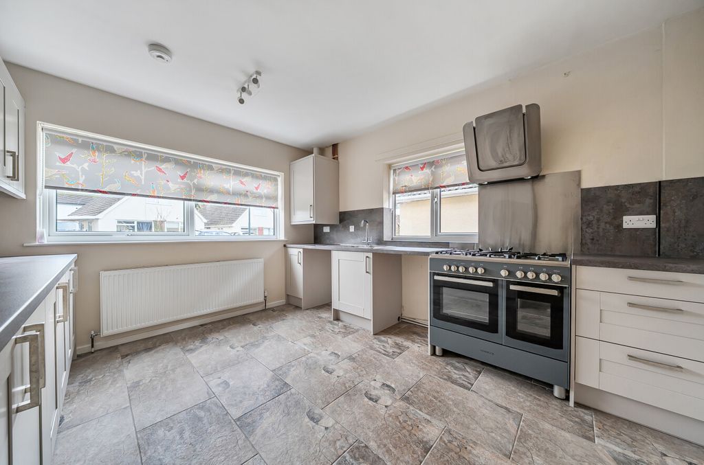 Property photo 3 of 18 1383582-12-692456...