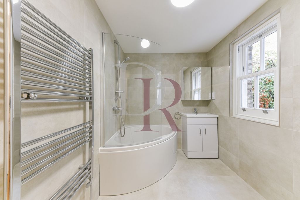 Property photo 3 of 18 Bathroom