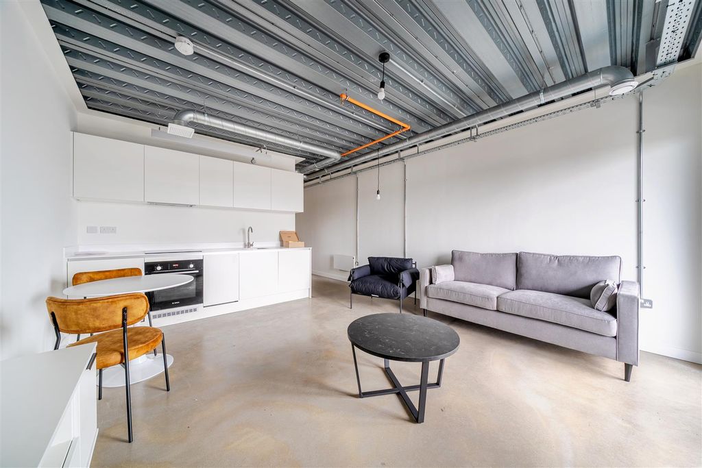 Property photo 2 of 9 1369183-5-68ee561Fe616A.Jpg