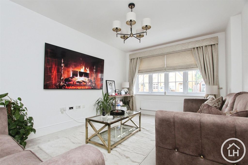 Property photo 2 of 16 Lounge