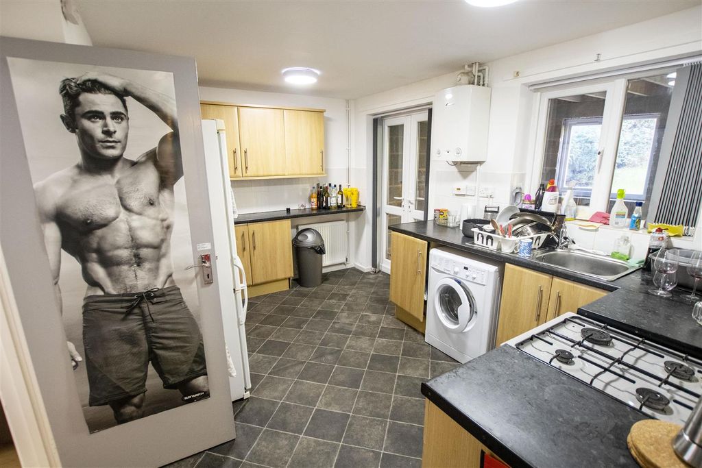 Property photo 2 of 11 Approach