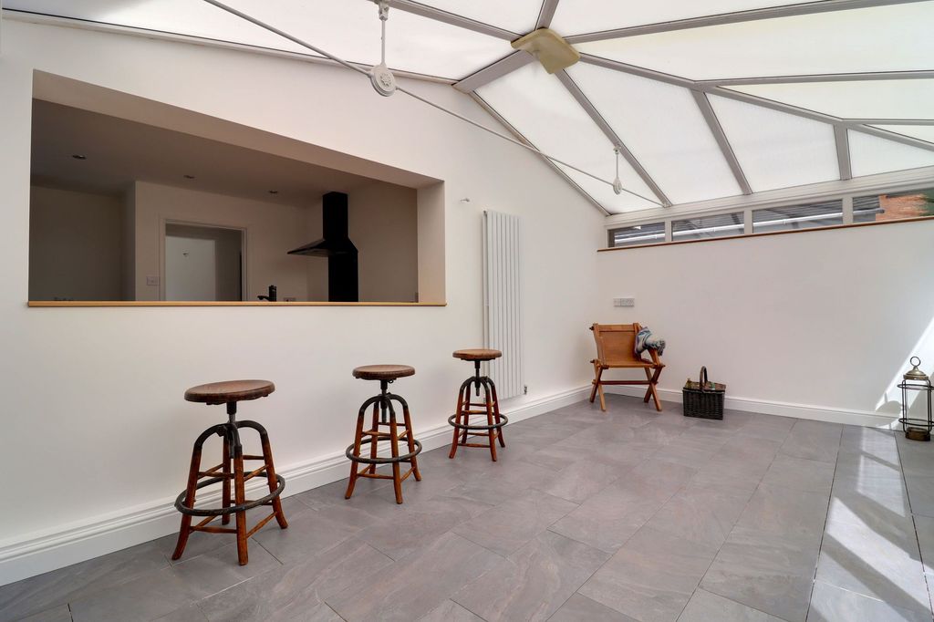 Property photo 2 of 32 Conservatory