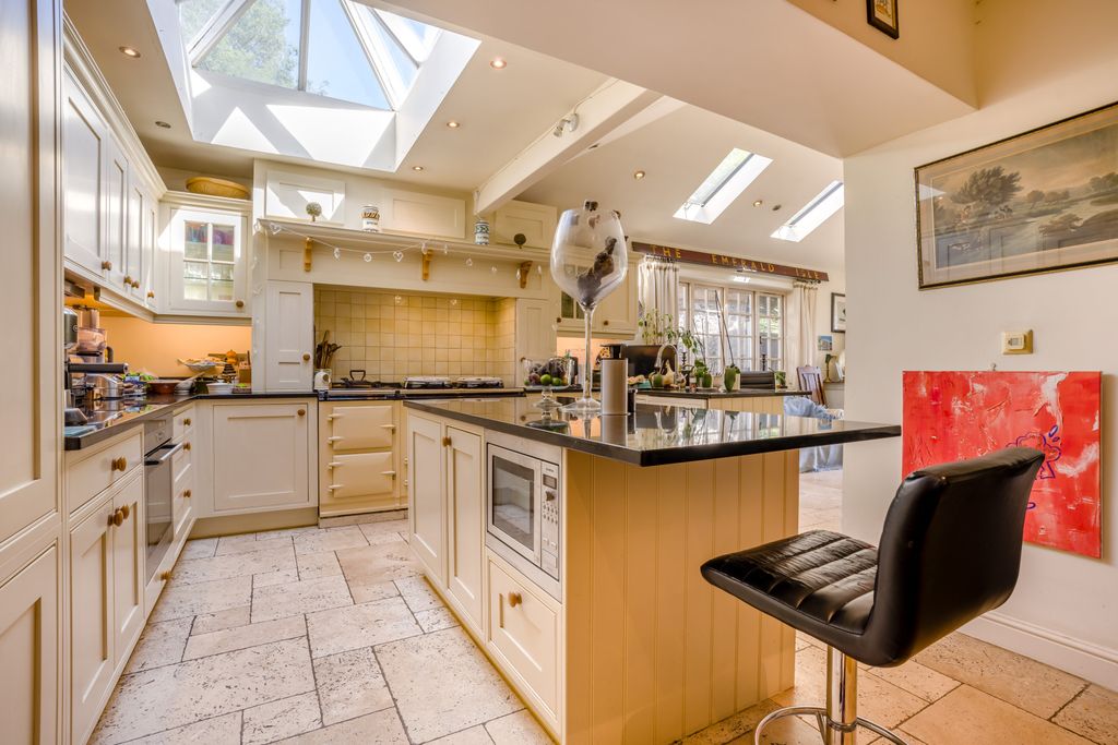 Property photo 3 of 17 Kitchen