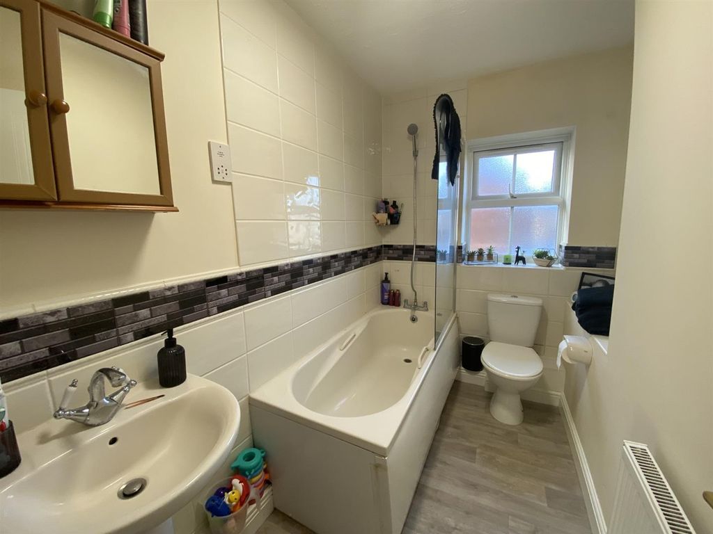 Property photo 3 of 5 40 Jubilee Bathroom.Jpeg