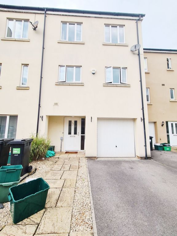 Property photo 2 of 14 Modern Terraced Townhouse With A Driveway And Inte...