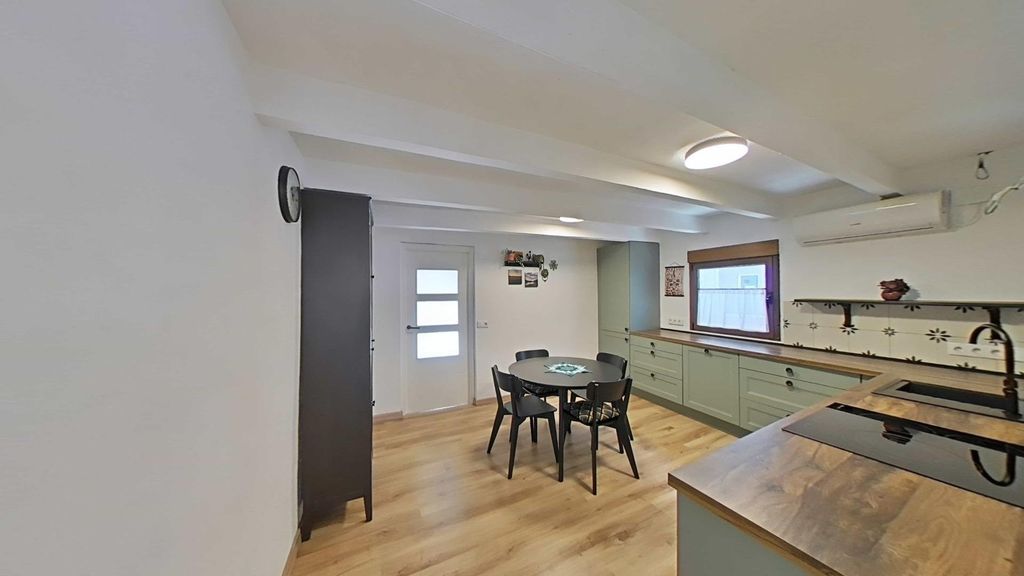 Property photo 3 of 47