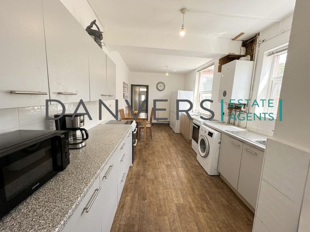 Property photo 1 of 11 Kitchen