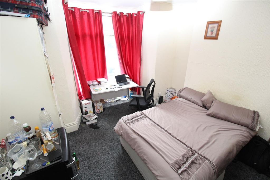 Property photo 2 of 9 Bright Master Bedroom With Large Study Desk...