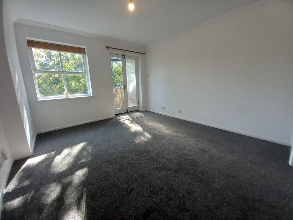 Property photo 3 of 10 Living Room