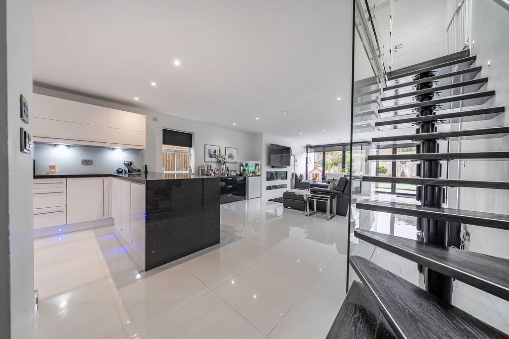 Property photo 2 of 20