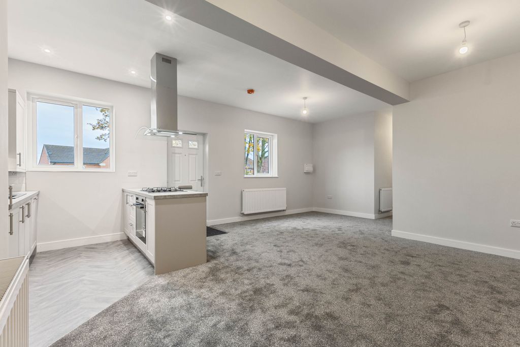 Property photo 2 of 12 Living / Kitchen