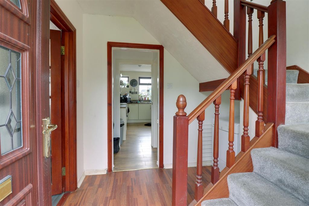 Property photo 2 of 16 Entrance Hall