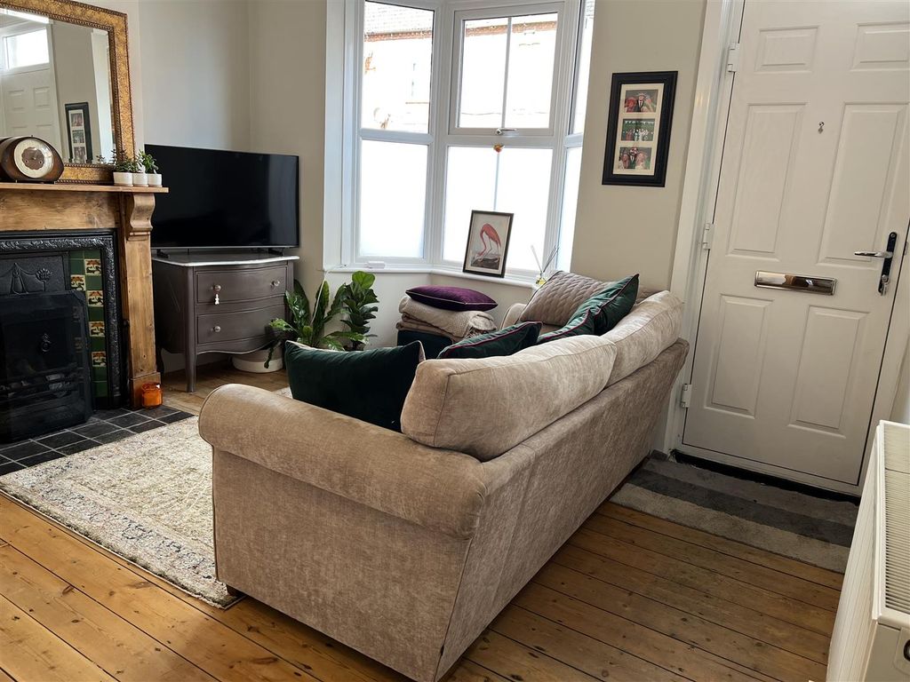 Property photo 3 of 11 Lounge
