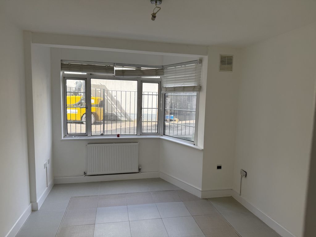 Property photo 3 of 8 Gallery