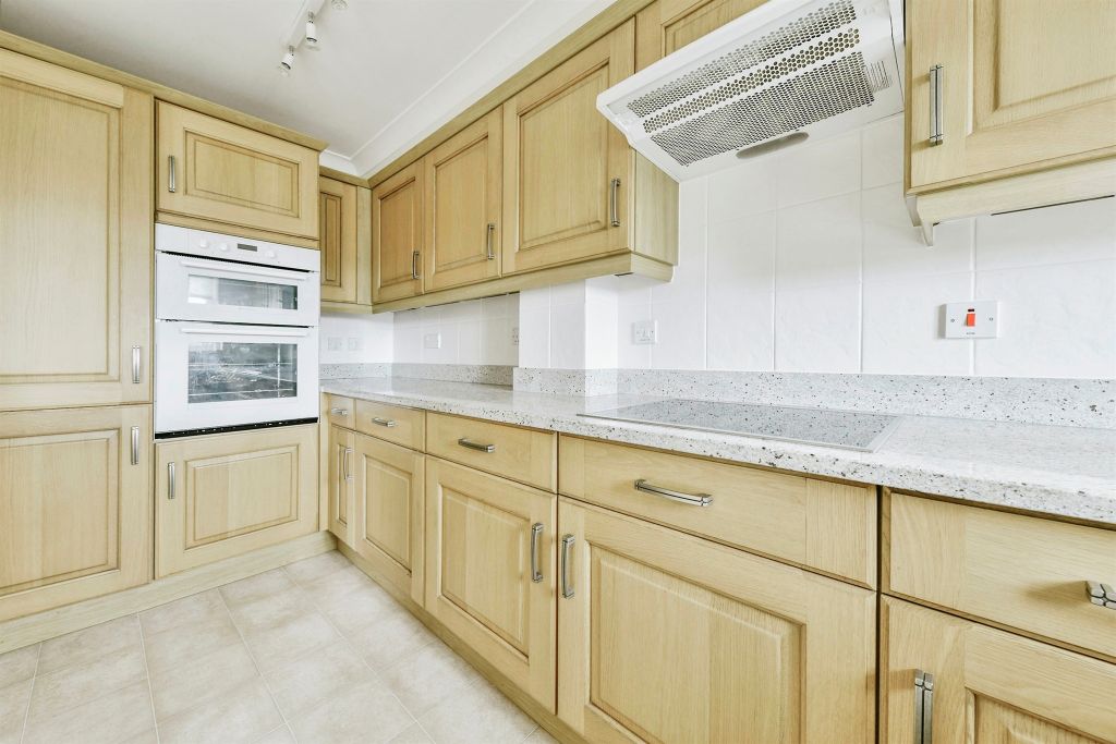 Additional image 7 of 4 bed flat for saleQueen Street, Hitchin SG4