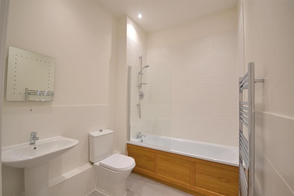 Property photo 1 of 11 Bathroom