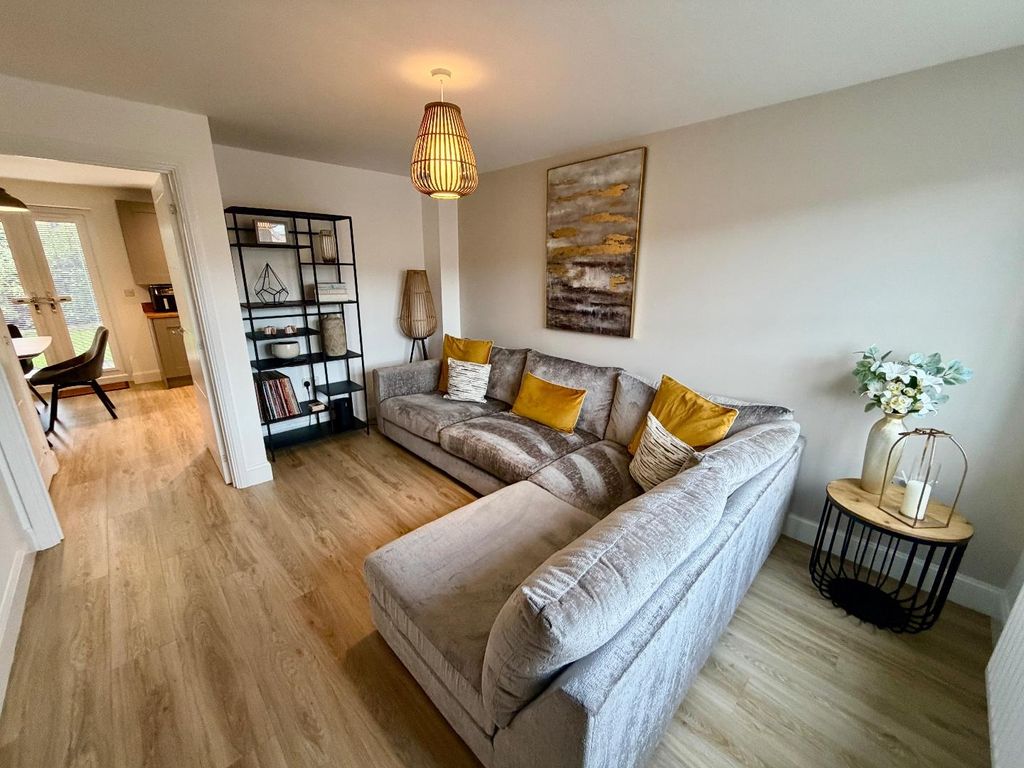 Property photo 2 of 18 Lounge