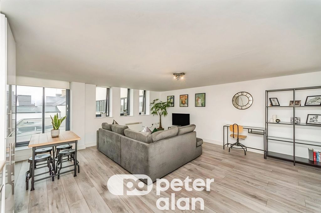 Property photo 3 of 7 Living2