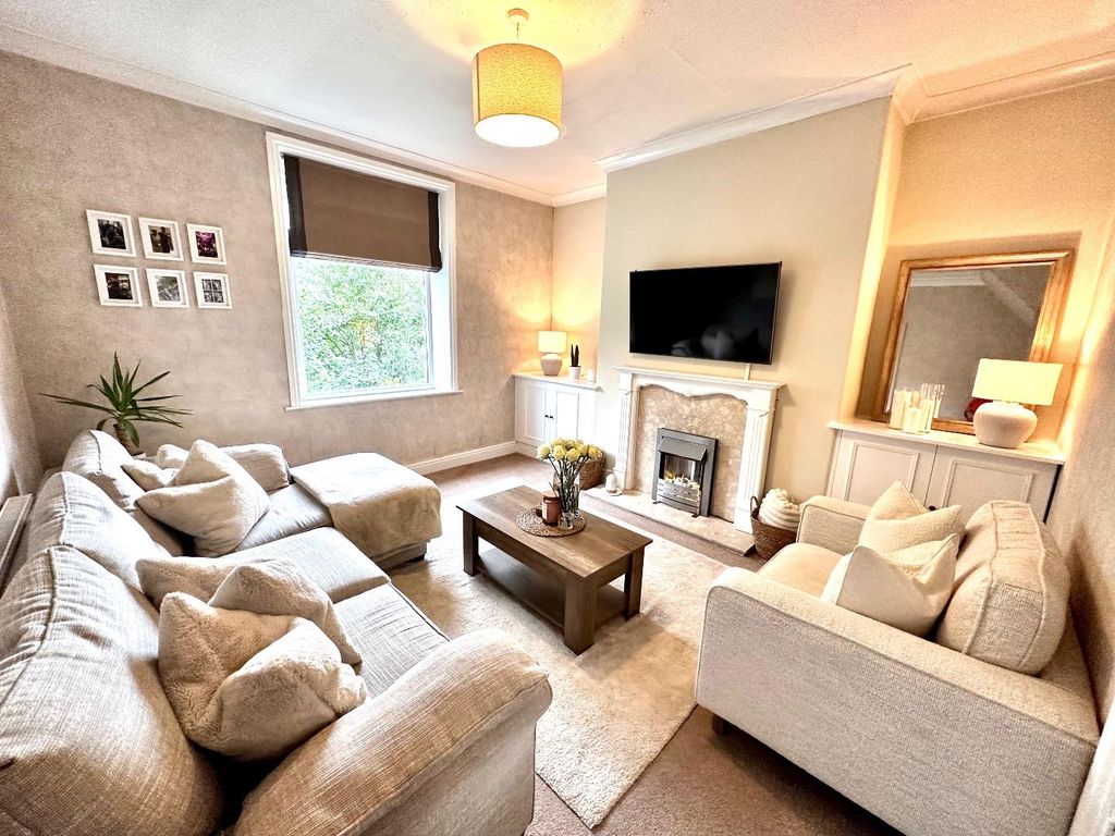 Property photo 3 of 14 Spacious Lounge