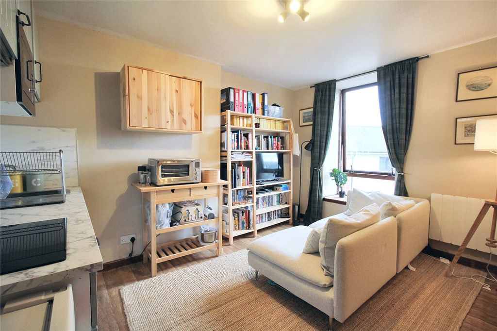 Property photo 2 of 11 Living Room/Kitchen