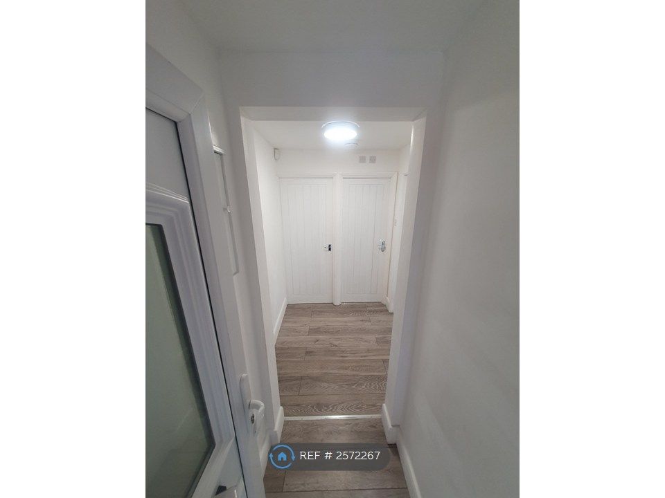 Property photo 2 of 9 Hallway