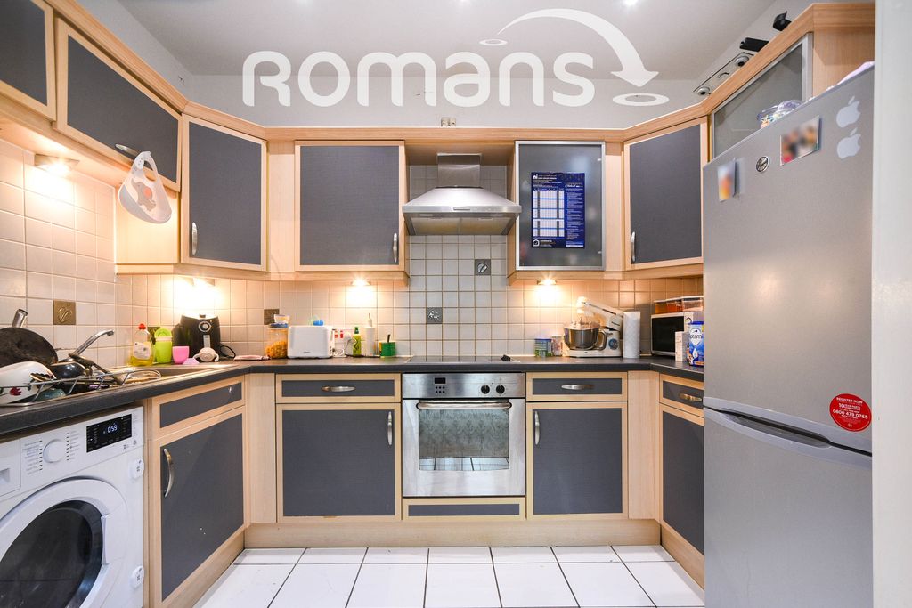 Property photo 3 of 8 Kitchen