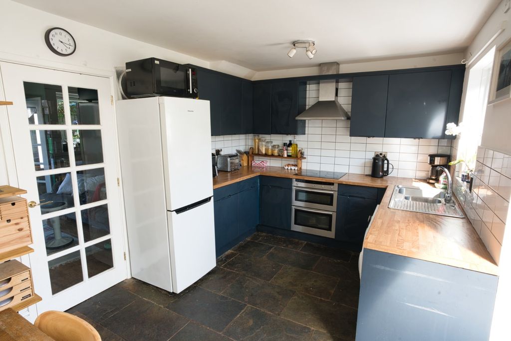 Property photo 2 of 11 Kitchen