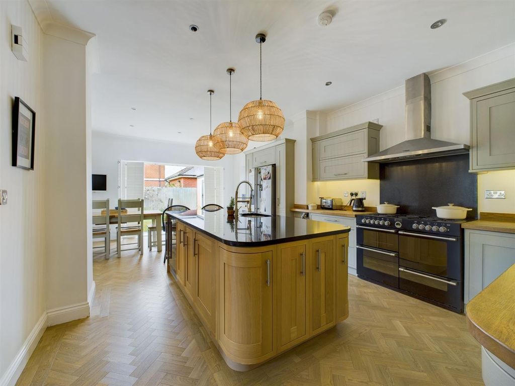 Property photo 3 of 21 Cam01800G0-Pr0041-Still006.Jpg