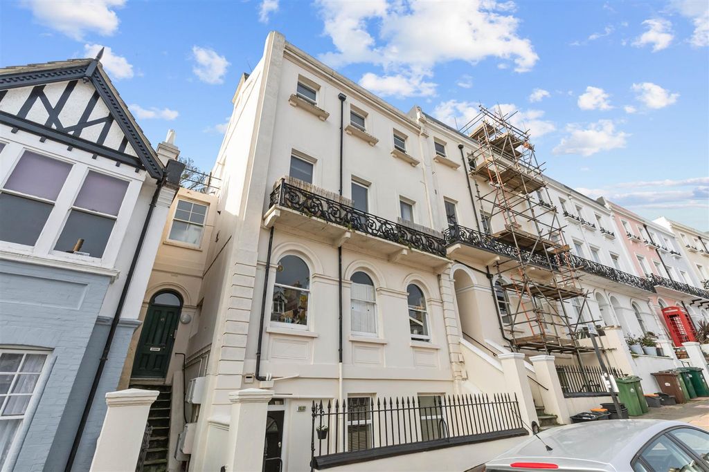 Property photo 1 of 8 Roundhill Crescent-1.Jpg