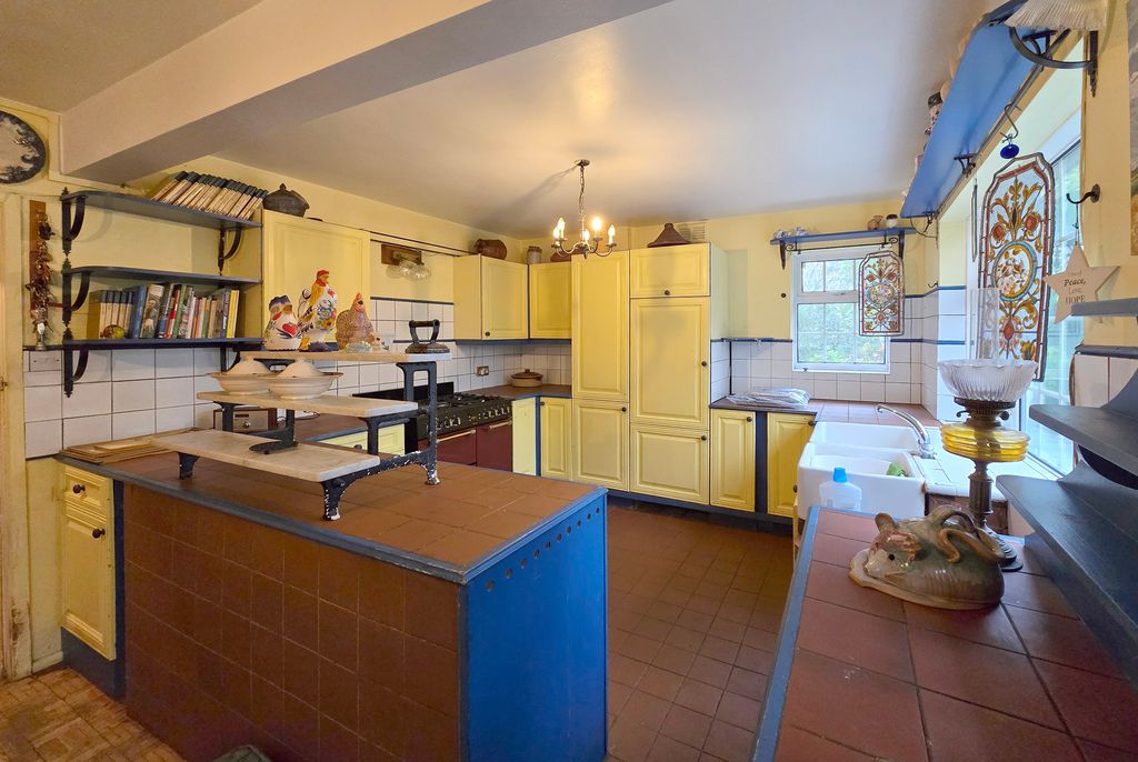 Property photo 3 of 23 Miranda Kitchen