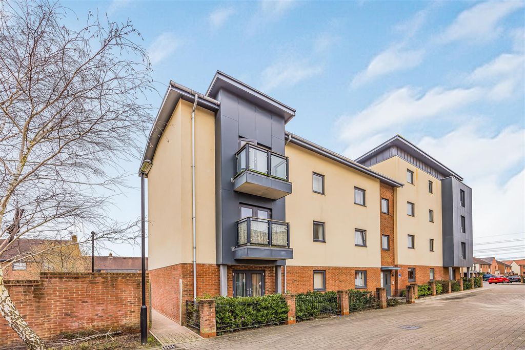 Property photo 1 of 16 4 Prunella Place, Tiller Road, Denmead-Small-Porti