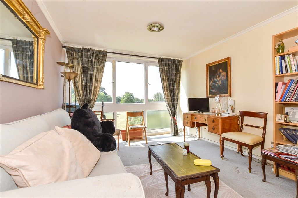 Property photo 3 of 7 Lounge