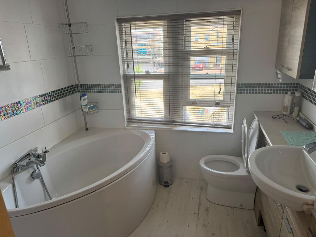 Property photo 3 of 18 Bathroom