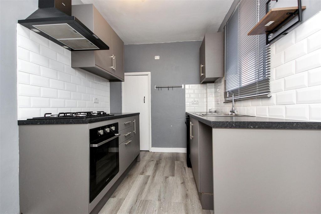 Property photo 1 of 14 Kitchen 2