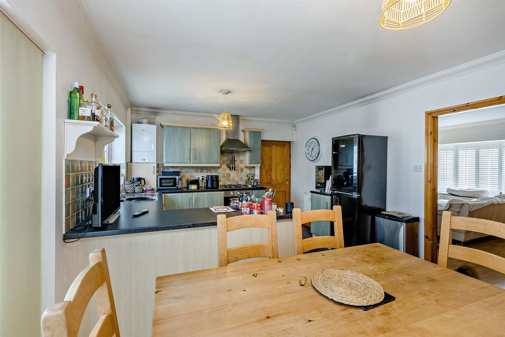 Property photo 3 of 18 8695548-Interior02-800.Jpg