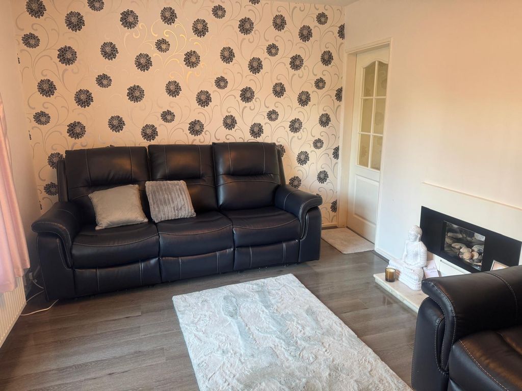 Property photo 2 of 18 Living Room / Reception