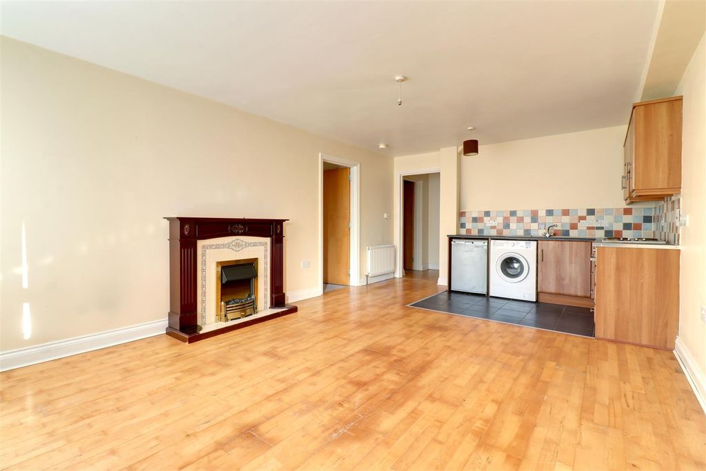 Property photo 3 of 11 Lounge/Kitchen/Diner