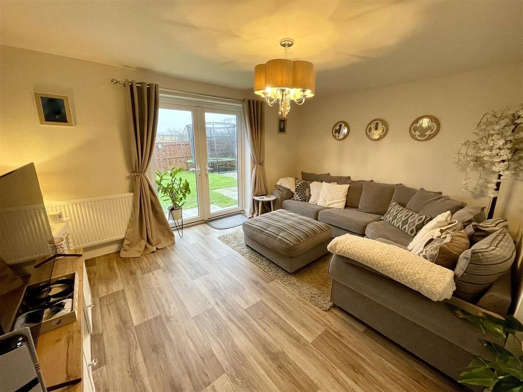 Property photo 3 of 20 Lounge