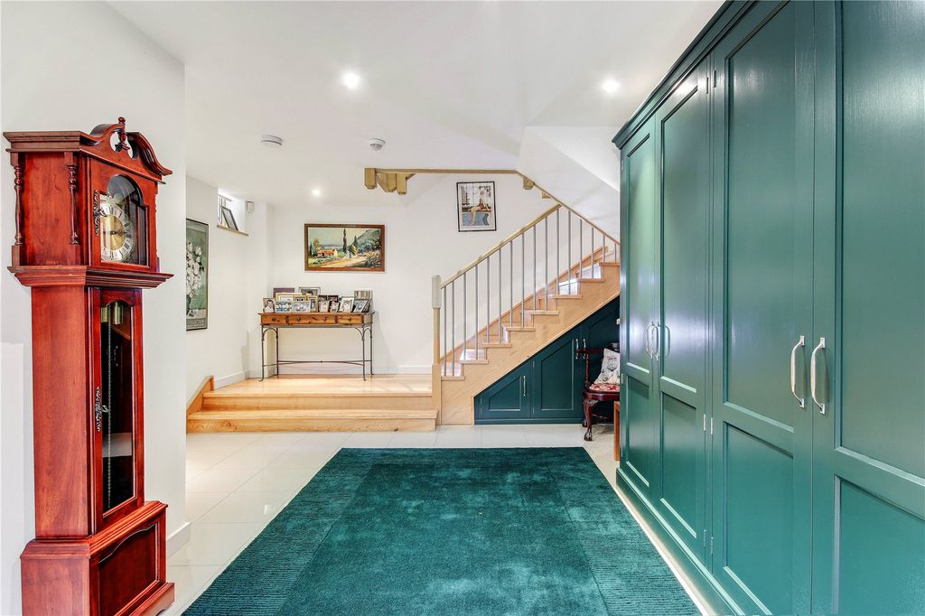 Property photo 3 of 23 Entrance Hall