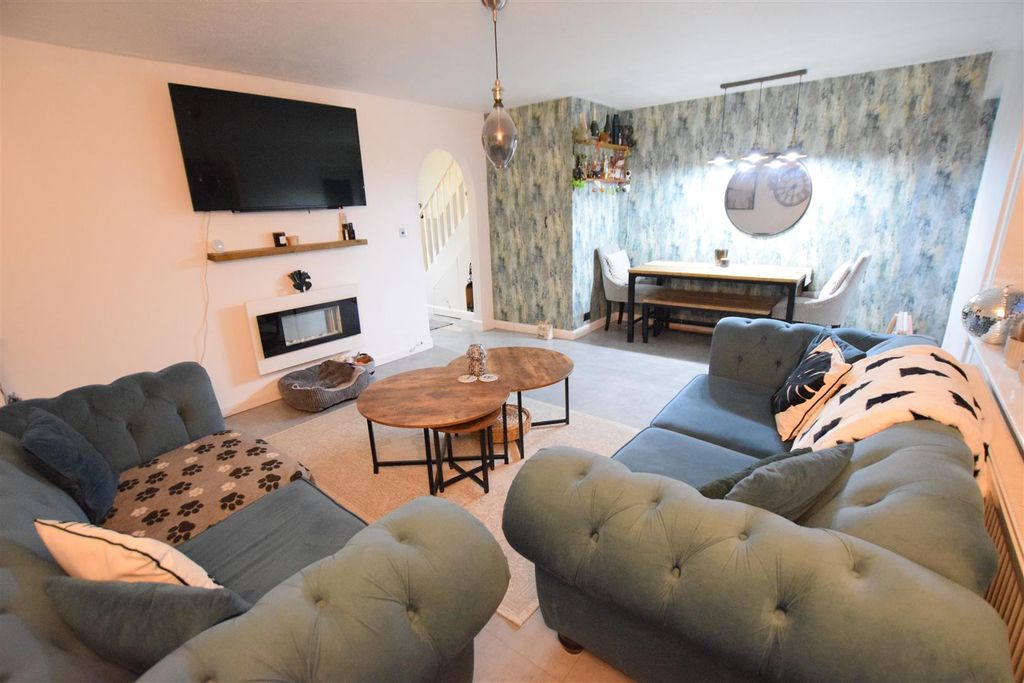 Property photo 3 of 22 Lounge